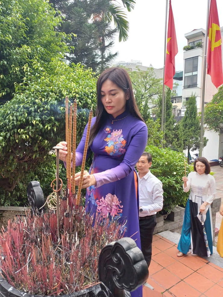 Lãnh đạo phường Bồ Đề viếng Đài tưởng niệm các Anh hùng Liệt sĩ trước thềm Đại hội Đảng bộ phường lần thứ I, nhiệm kỳ 2025- 2030 - Ảnh 8.