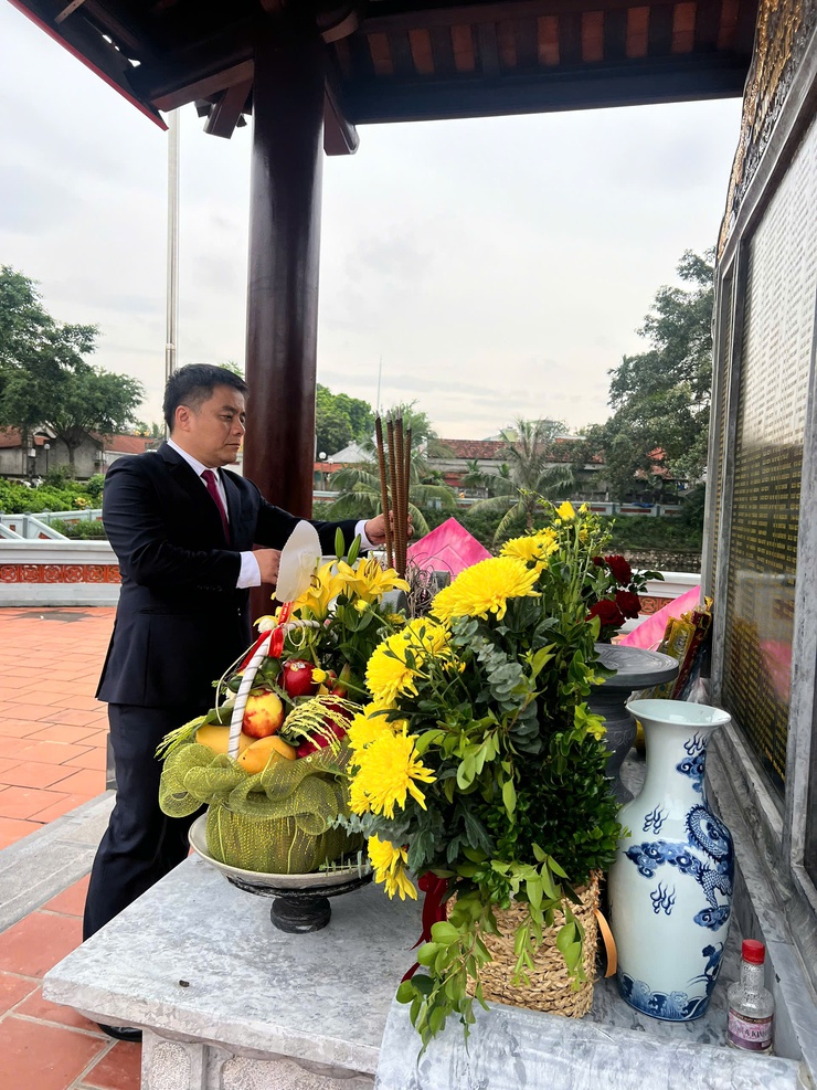Lãnh đạo phường Bồ Đề viếng Đài tưởng niệm các Anh hùng Liệt sĩ trước thềm Đại hội Đảng bộ phường lần thứ I, nhiệm kỳ 2025- 2030 - Ảnh 9.