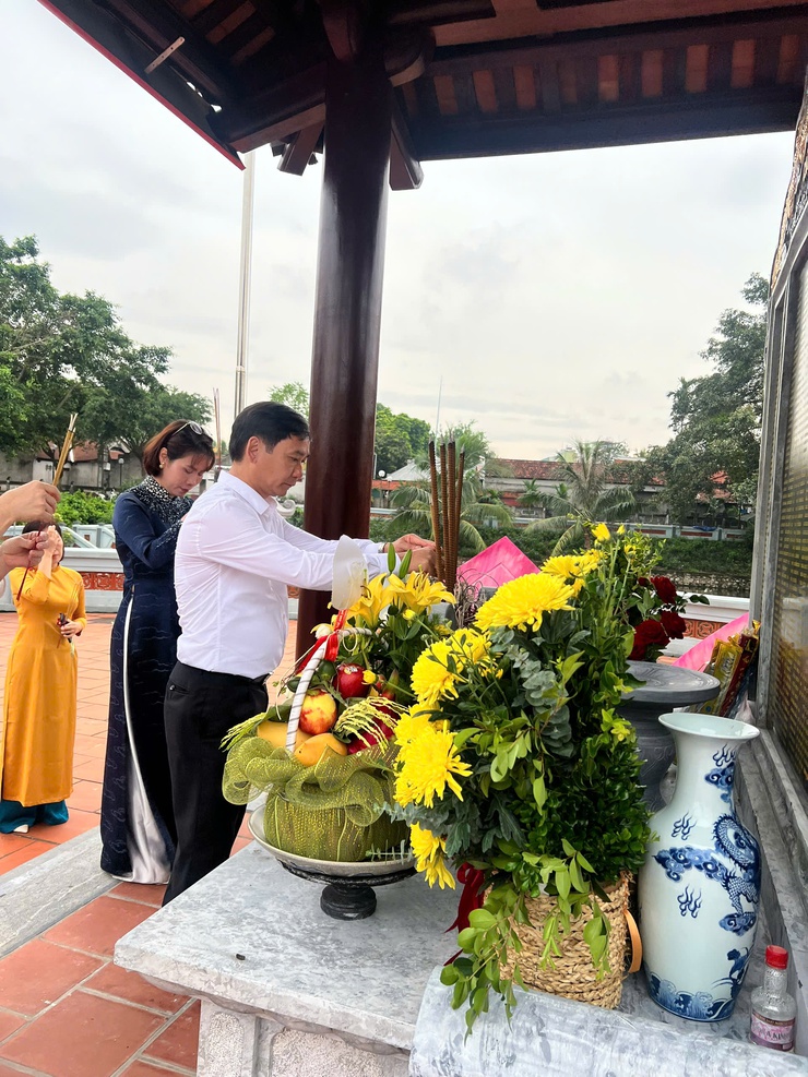 Lãnh đạo phường Bồ Đề viếng Đài tưởng niệm các Anh hùng Liệt sĩ trước thềm Đại hội Đảng bộ phường lần thứ I, nhiệm kỳ 2025- 2030 - Ảnh 10.