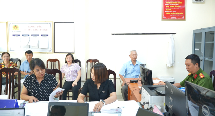 Công an xã Dương Hoà phấn đấu hoàn thành việc triển khai cấp, đổi thẻ Đảng viên trước tiến độ- Ảnh 1.