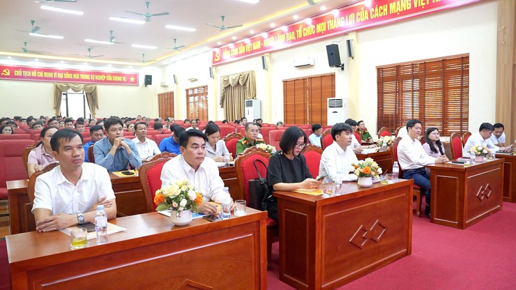 UBND xã phát động phong trào “Bình dân học vụ số” và triển khai Chiến dịch “45 năm ngày đêm ra quân hỗ trợ hoạt động chuyển đổi số - Ảnh 1.