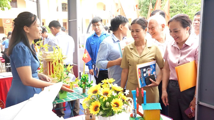 UBND xã phát động phong trào “Bình dân học vụ số” và triển khai Chiến dịch “45 năm ngày đêm ra quân hỗ trợ hoạt động chuyển đổi số - Ảnh 10.