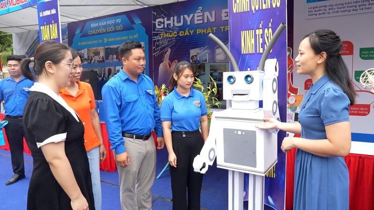 UBND xã phát động phong trào “Bình dân học vụ số” và triển khai Chiến dịch “45 năm ngày đêm ra quân hỗ trợ hoạt động chuyển đổi số - Ảnh 11.