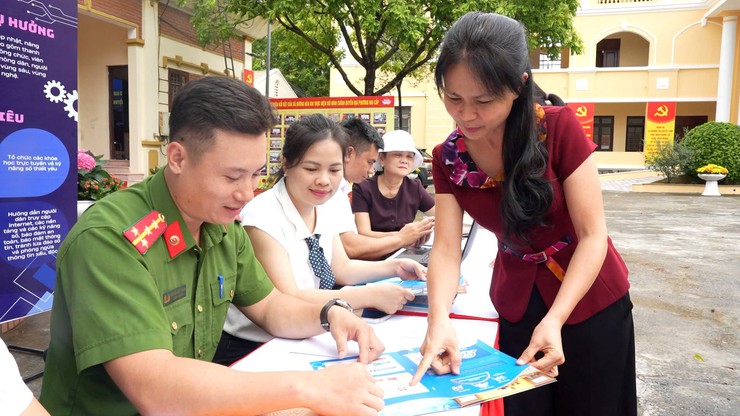 UBND xã phát động phong trào “Bình dân học vụ số” và triển khai Chiến dịch “45 năm ngày đêm ra quân hỗ trợ hoạt động chuyển đổi số - Ảnh 14.