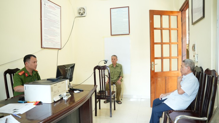 Công an xã Dương Hoà phấn đấu hoàn thành việc triển khai cấp, đổi thẻ Đảng viên trước tiến độ- Ảnh 2.