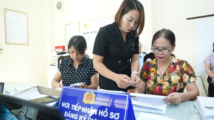 Công an xã Dương Hoà phấn đấu hoàn thành việc triển khai cấp, đổi thẻ Đảng viên trước tiến độ- Ảnh 3.