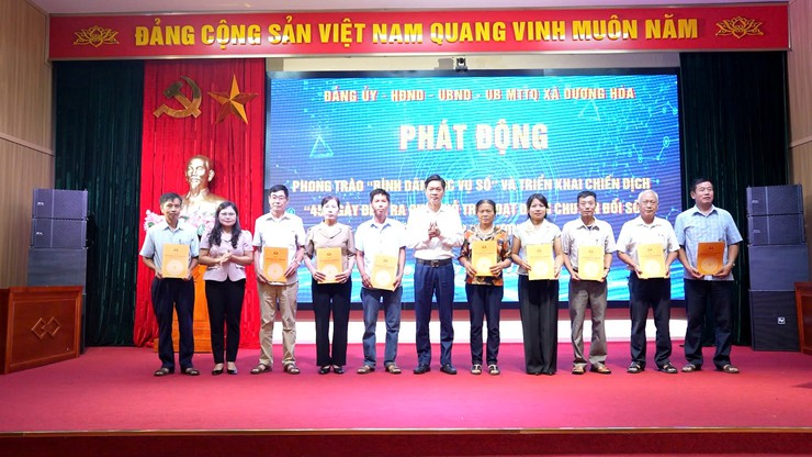 UBND xã phát động phong trào “Bình dân học vụ số” và triển khai Chiến dịch “45 năm ngày đêm ra quân hỗ trợ hoạt động chuyển đổi số - Ảnh 3.