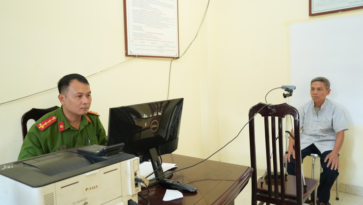 Công an xã Dương Hoà phấn đấu hoàn thành việc triển khai cấp, đổi thẻ Đảng viên trước tiến độ- Ảnh 4.