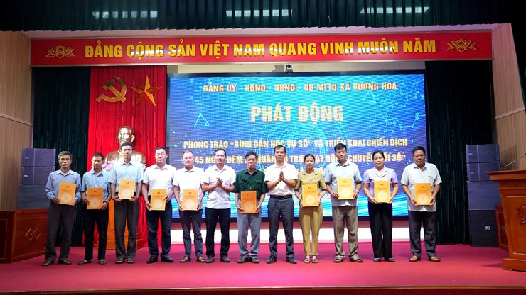 UBND xã phát động phong trào “Bình dân học vụ số” và triển khai Chiến dịch “45 năm ngày đêm ra quân hỗ trợ hoạt động chuyển đổi số - Ảnh 4.