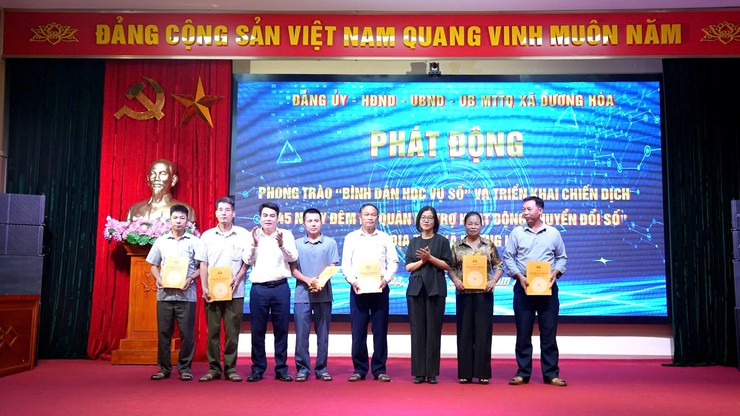 UBND xã phát động phong trào “Bình dân học vụ số” và triển khai Chiến dịch “45 năm ngày đêm ra quân hỗ trợ hoạt động chuyển đổi số - Ảnh 6.