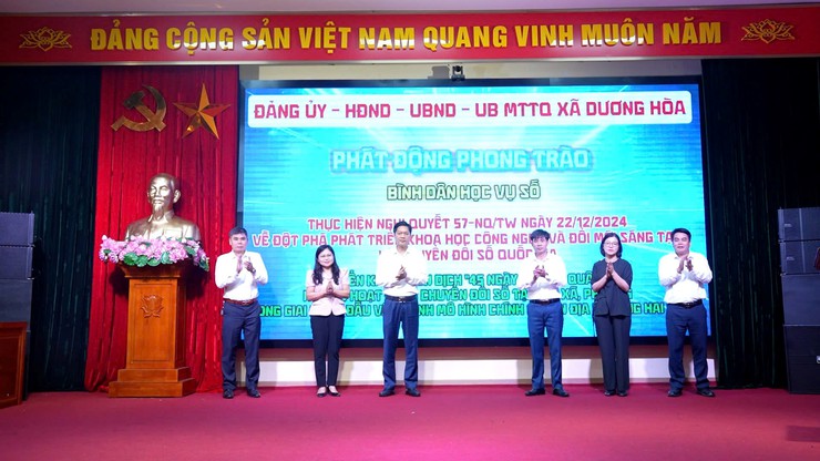 UBND xã phát động phong trào “Bình dân học vụ số” và triển khai Chiến dịch “45 năm ngày đêm ra quân hỗ trợ hoạt động chuyển đổi số - Ảnh 8.