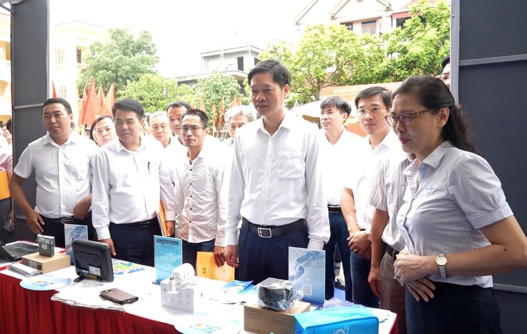 UBND xã phát động phong trào “Bình dân học vụ số” và triển khai Chiến dịch “45 năm ngày đêm ra quân hỗ trợ hoạt động chuyển đổi số - Ảnh 9.