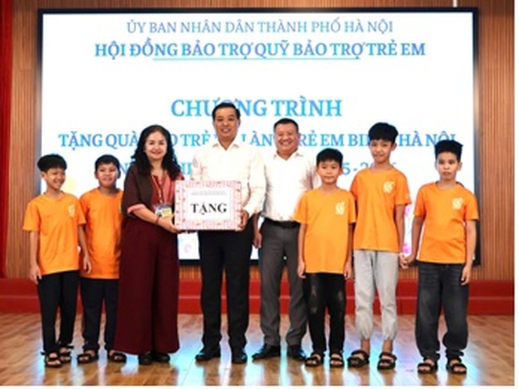Tặng quà cho trẻ em tại Làng trẻ em Birla Hà Nội chuẩn bị bước vào năm học mới 2025-2026- Ảnh 2.