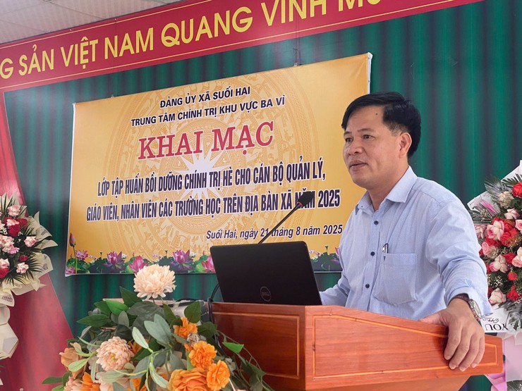 Khai mạc lớp tập huấn bồi dưỡng chính trị hè cho cán bộ quản lý, giáo viên nhân viên các trường học trên địa bàn xã Suối Hai năm 2025.- Ảnh 2.