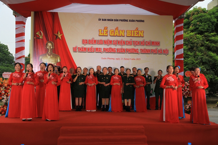Phường Xuân Phương gắn biển địa điểm Bác Hồ về thăm Nhân dân Kiều Mai.- Ảnh 4.