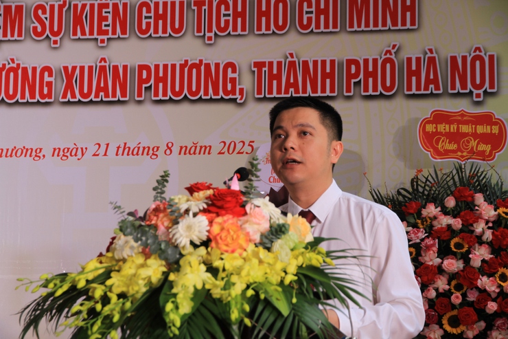 Phường Xuân Phương gắn biển địa điểm Bác Hồ về thăm Nhân dân Kiều Mai.- Ảnh 5.