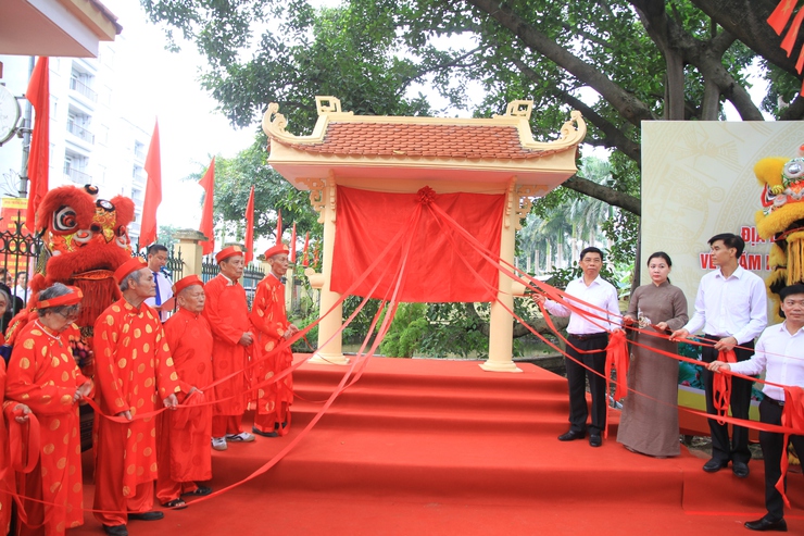 Phường Xuân Phương gắn biển địa điểm Bác Hồ về thăm Nhân dân Kiều Mai.- Ảnh 6.