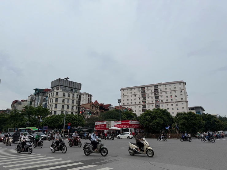 Ngày 21/8, Hà Nội mưa dông bất kỳ lúc nào trong ngày, thời tiết mát mẻ- Ảnh 1.