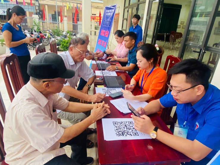 Phòng Văn hóa – Xã hội ra quân hỗ trợ chuyển đổi số tại thôn Văn Giáp (xã Văn Bình cũ)- Ảnh 2.