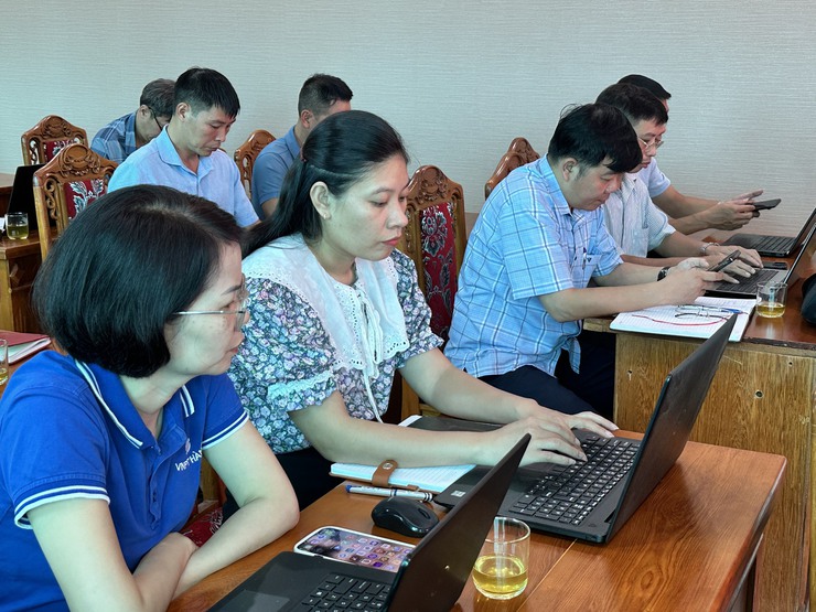 Đảng ủy xã Đại Thanh tập huấn sử dụng phần mềm Hệ thống Quản lý văn bản và điều hành.- Ảnh 2.