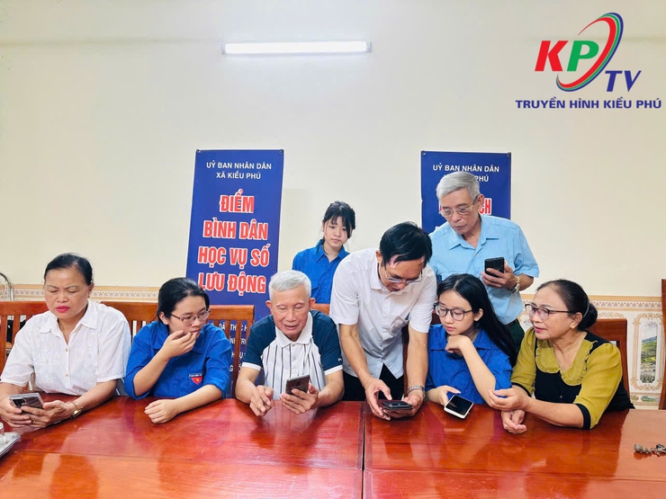 Xã Kiều Phú Phát động phong trào “Bình dân học vụ số”, Chung tay thực hiện chiến dịch 45 ngày đêm ra quân hỗ trợ chuyển đổi số trong giai đoạn đầu vận hành chính quyền địa phương theo mô hình 2 cấp- Ảnh 8.