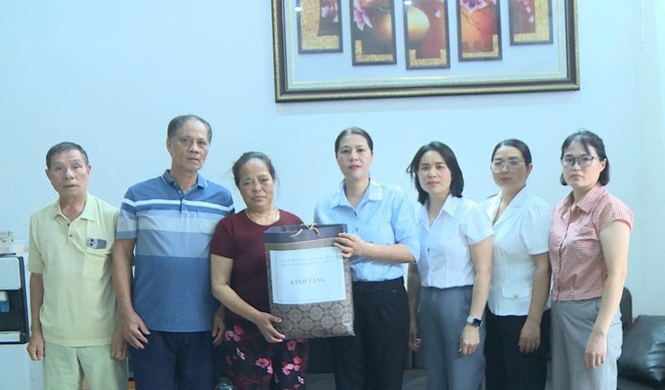 Chủ tịch Hội Liên hiệp Phụ nữ xã Hát Môn thăm, tặng quà các gia đình khó khăn nhân dịp Quốc khánh 2/9- Ảnh 2.