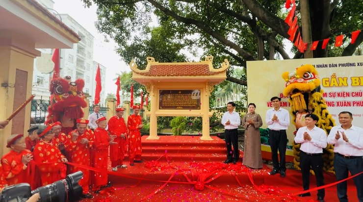 Phường Xuân Phương gắn biển địa điểm Bác Hồ về thăm Nhân dân Kiều Mai.- Ảnh 7.