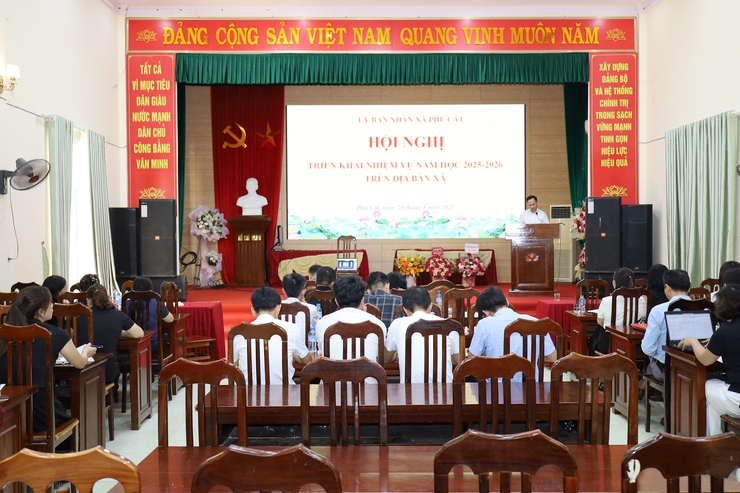 UBND xã Phú Cát tổ chức Hội nghị triển khai nhiệm vụ năm học 2025 – 2026- Ảnh 1.