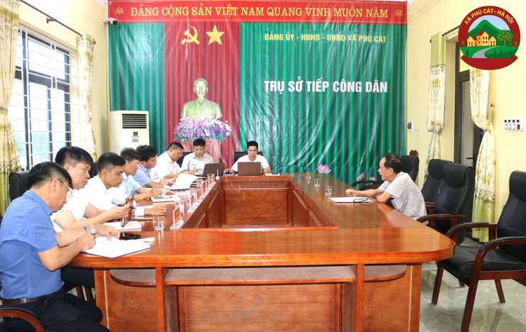 Đồng chí Bí thư Đảng ủy xã tiếp 13 lượt công dân trong buổi tiếp công dân định kỳ ngày 21/8- Ảnh 1.