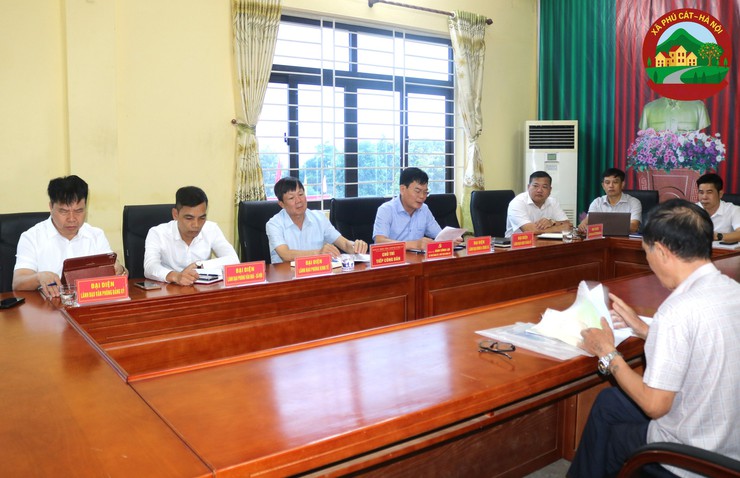 Đồng chí Bí thư Đảng ủy xã tiếp 13 lượt công dân trong buổi tiếp công dân định kỳ ngày 21/8- Ảnh 2.