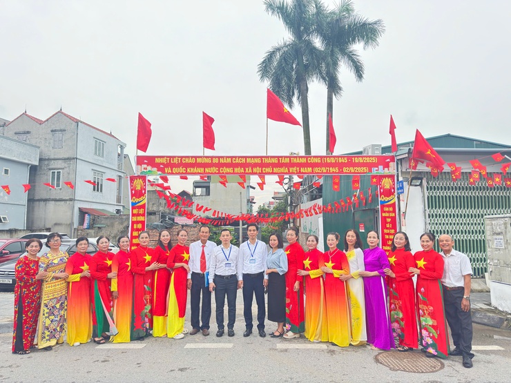 Khánh thành công trình Tuyên truyền cổ động trực quan chào mừng Đại hội đại biểu Đảng bộ phường Phúc Lợi lần thứ I, nhiệm kỳ 2025-2030- Ảnh 4.