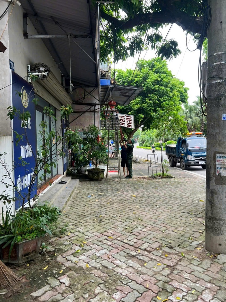 SÓC SƠN RA QUÂN GIẢI TOẢ VI PHẠM HÀNH LANG AN TOÀN GIAO THÔNG VĂN MINH ĐÔ THỊ - Ảnh 1.