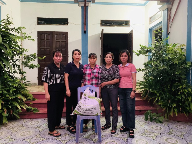 Chi hội Phụ nữ thôn Tân Phong 3 tặng 5 suất quà cho 5 gia đình chị em có hoàn cảnh khó khăn từ mô hình hũ gạo tình thương. - Ảnh 1.