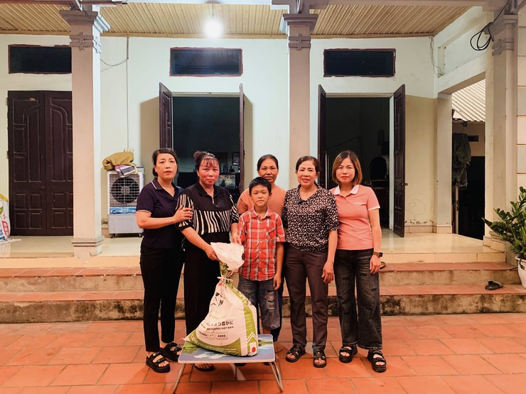 Chi hội Phụ nữ thôn Tân Phong 3 tặng 5 suất quà cho 5 gia đình chị em có hoàn cảnh khó khăn từ mô hình hũ gạo tình thương. - Ảnh 2.