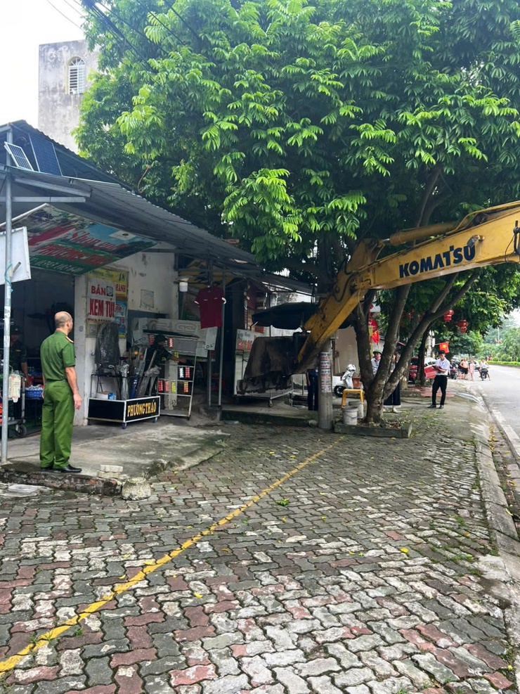 SÓC SƠN RA QUÂN GIẢI TOẢ VI PHẠM HÀNH LANG AN TOÀN GIAO THÔNG VĂN MINH ĐÔ THỊ - Ảnh 2.