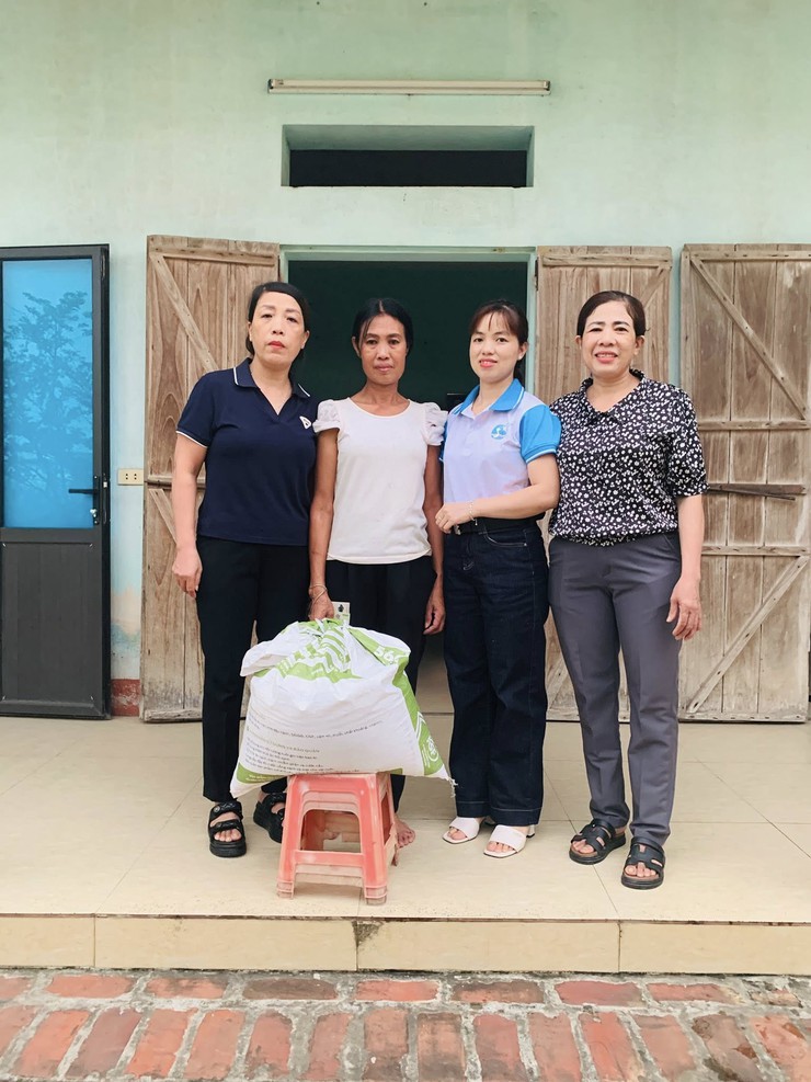 Chi hội Phụ nữ thôn Tân Phong 3 tặng 5 suất quà cho 5 gia đình chị em có hoàn cảnh khó khăn từ mô hình hũ gạo tình thương. - Ảnh 3.