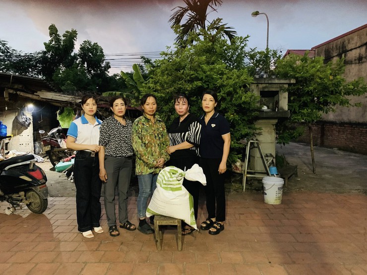 Chi hội Phụ nữ thôn Tân Phong 3 tặng 5 suất quà cho 5 gia đình chị em có hoàn cảnh khó khăn từ mô hình hũ gạo tình thương. - Ảnh 4.