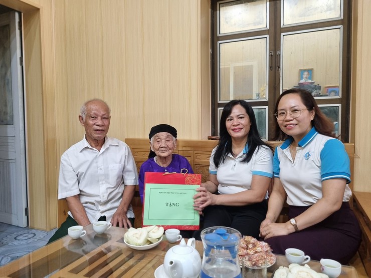 HỘI LHPN XÃ SÓC SƠN TRI ÂN NHỮNG NGƯỜI "GIỮ LỬA" CÁCH MẠNG- Ảnh 1.