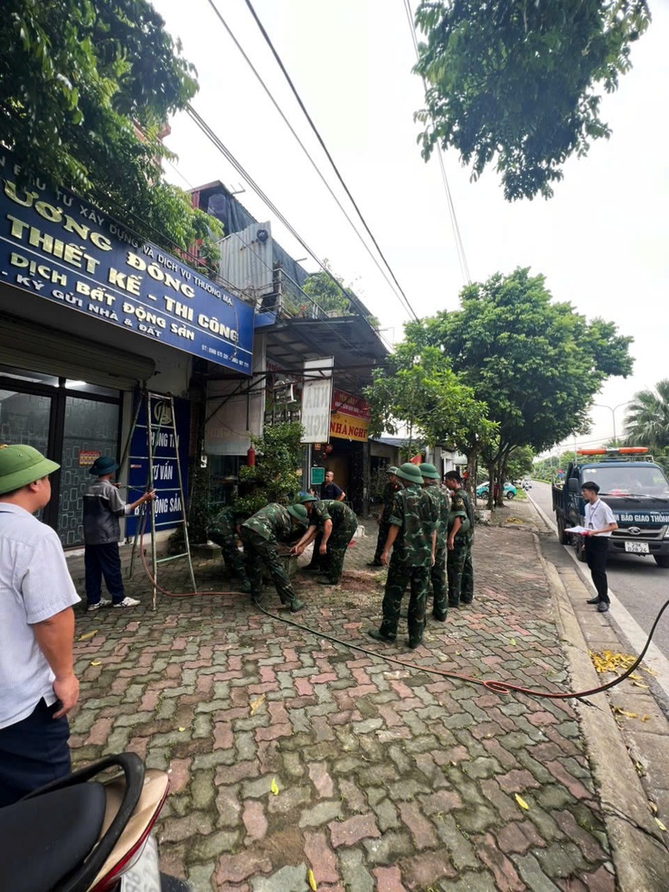 SÓC SƠN RA QUÂN GIẢI TOẢ VI PHẠM HÀNH LANG AN TOÀN GIAO THÔNG VĂN MINH ĐÔ THỊ - Ảnh 3.