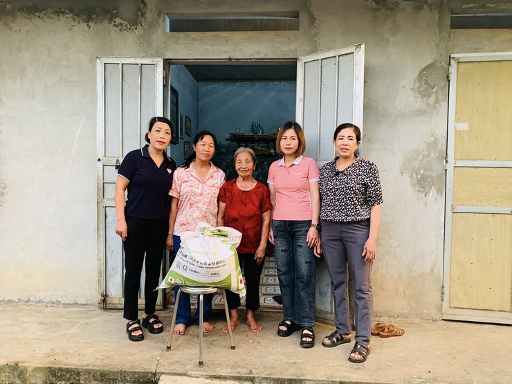 Chi hội Phụ nữ thôn Tân Phong 3 tặng 5 suất quà cho 5 gia đình chị em có hoàn cảnh khó khăn từ mô hình hũ gạo tình thương. - Ảnh 5.