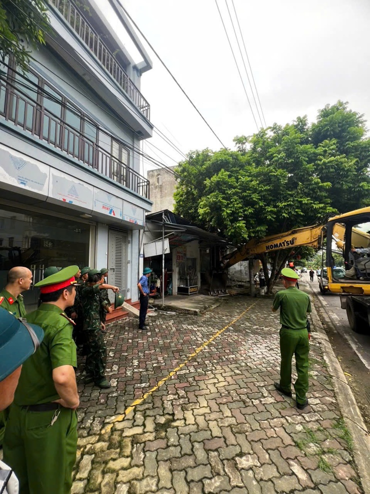 SÓC SƠN RA QUÂN GIẢI TOẢ VI PHẠM HÀNH LANG AN TOÀN GIAO THÔNG VĂN MINH ĐÔ THỊ - Ảnh 7.