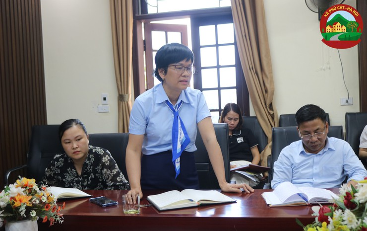 UBND Xã tổ chức hội nghị làm việc với các cơ quan, đơn vị về công tác tiếp nhận, giải quyết TTHC.- Ảnh 7.