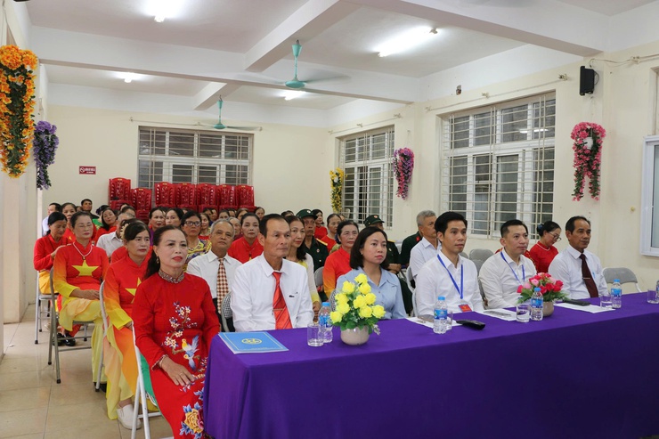 Khánh thành công trình Tuyên truyền cổ động trực quan chào mừng Đại hội đại biểu Đảng bộ phường Phúc Lợi lần thứ I, nhiệm kỳ 2025-2030- Ảnh 1.