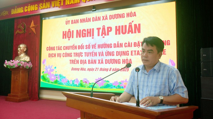 Hội nghị tập huấn công tác chuyển đổi số về hướng dẫn cài đặt, sử dụng dịch vụ công trực tuyến và ứng dụng Etax mobile trên địa bàn xã- Ảnh 3.