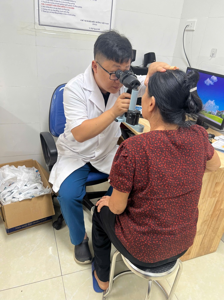 XÃ PHÚC SƠN TỔ CHỨC KHÁM BỆNH NHÂN ĐẠO CHUYÊN KHOA MẮT CHO NGƯỜI CAO TUỔI- Ảnh 1.