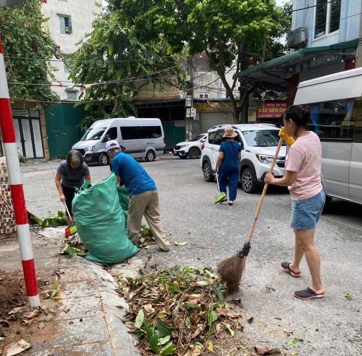 Các tổ dân phố phường Long Biên đồng loạt ra quân vệ sinh môi trường sáng thứ Bảy - Chung tay vì một môi trường sống xanh, sạch, đẹp- Ảnh 3.
