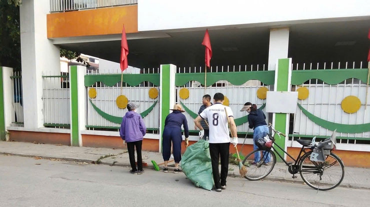 Các tổ dân phố phường Long Biên đồng loạt ra quân vệ sinh môi trường sáng thứ Bảy - Chung tay vì một môi trường sống xanh, sạch, đẹp- Ảnh 5.