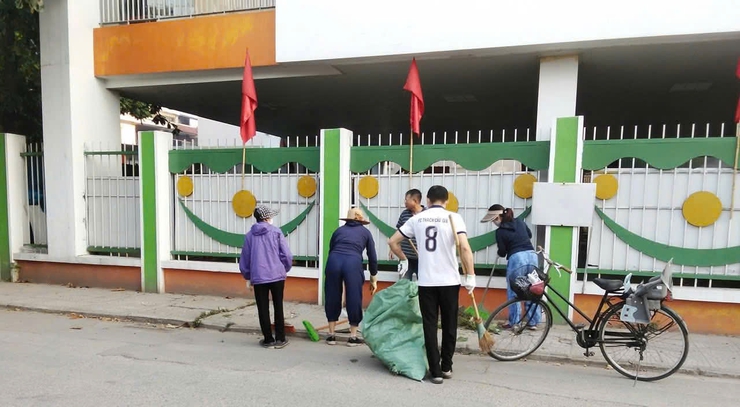 Các tổ dân phố phường Long Biên đồng loạt ra quân vệ sinh môi trường sáng thứ Bảy - Chung tay vì một môi trường sống xanh, sạch, đẹp- Ảnh 6.