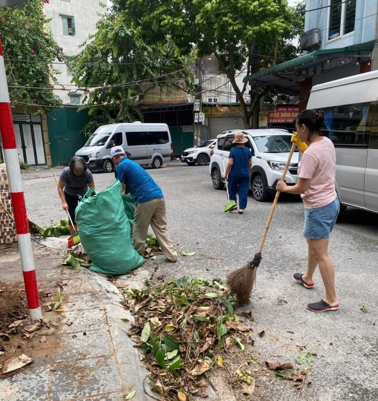 Các tổ dân phố phường Long Biên đồng loạt ra quân vệ sinh môi trường sáng thứ Bảy - Chung tay vì một môi trường sống xanh, sạch, đẹp- Ảnh 4.