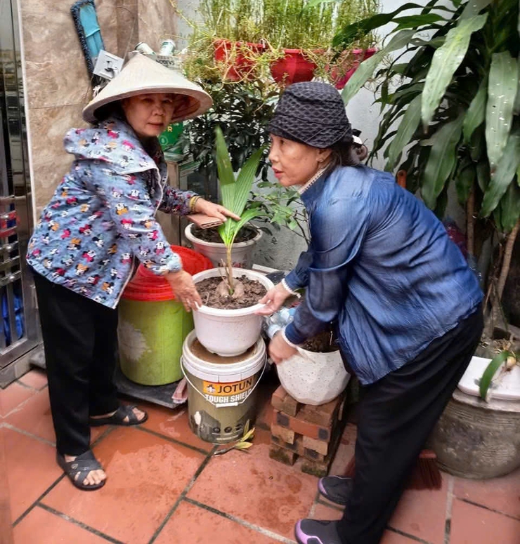 Các tổ dân phố phường Long Biên đồng loạt ra quân vệ sinh môi trường sáng thứ Bảy - Chung tay vì một môi trường sống xanh, sạch, đẹp- Ảnh 2.